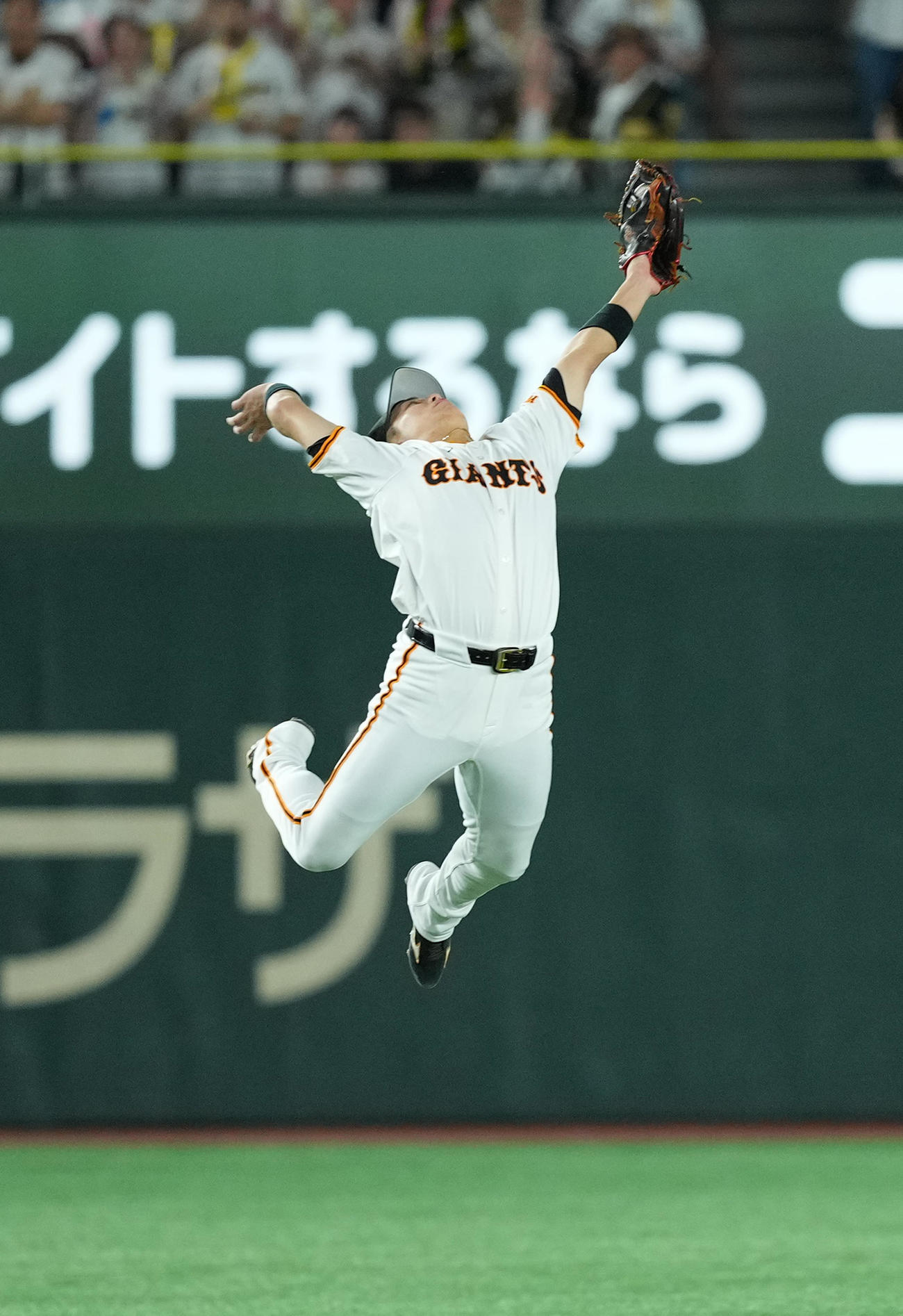 巨人対阪神　4回表阪神1死、森下の遊直を好捕する門脇（撮影・菅敏）