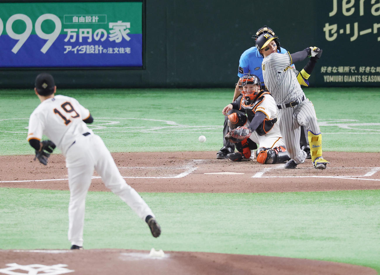巨人対阪神　6回表阪神1死一塁、山崎伊の前に投ゴロ併殺に倒れる森下（撮影・野上伸悟）