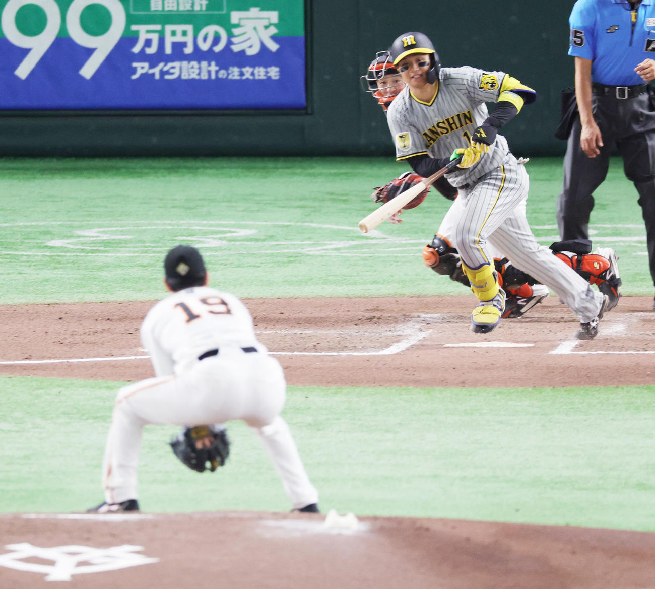 巨人対阪神　6回表阪神1死一塁、山崎伊の前に投ゴロ併殺に倒れる森下（撮影・野上伸悟）