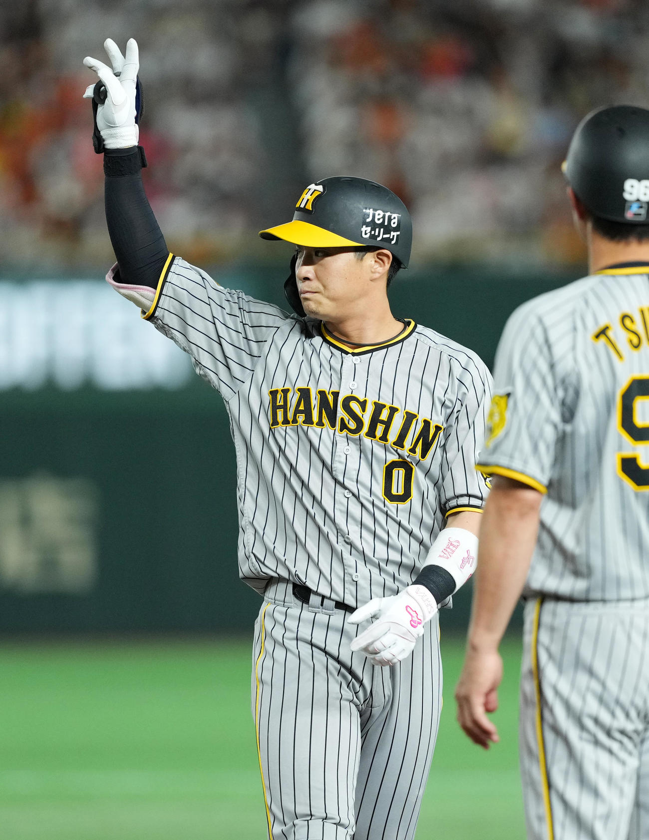 巨人対阪神　5回表阪神1死、左前打を放ち、ポーズをとる木浪（撮影・菅敏）