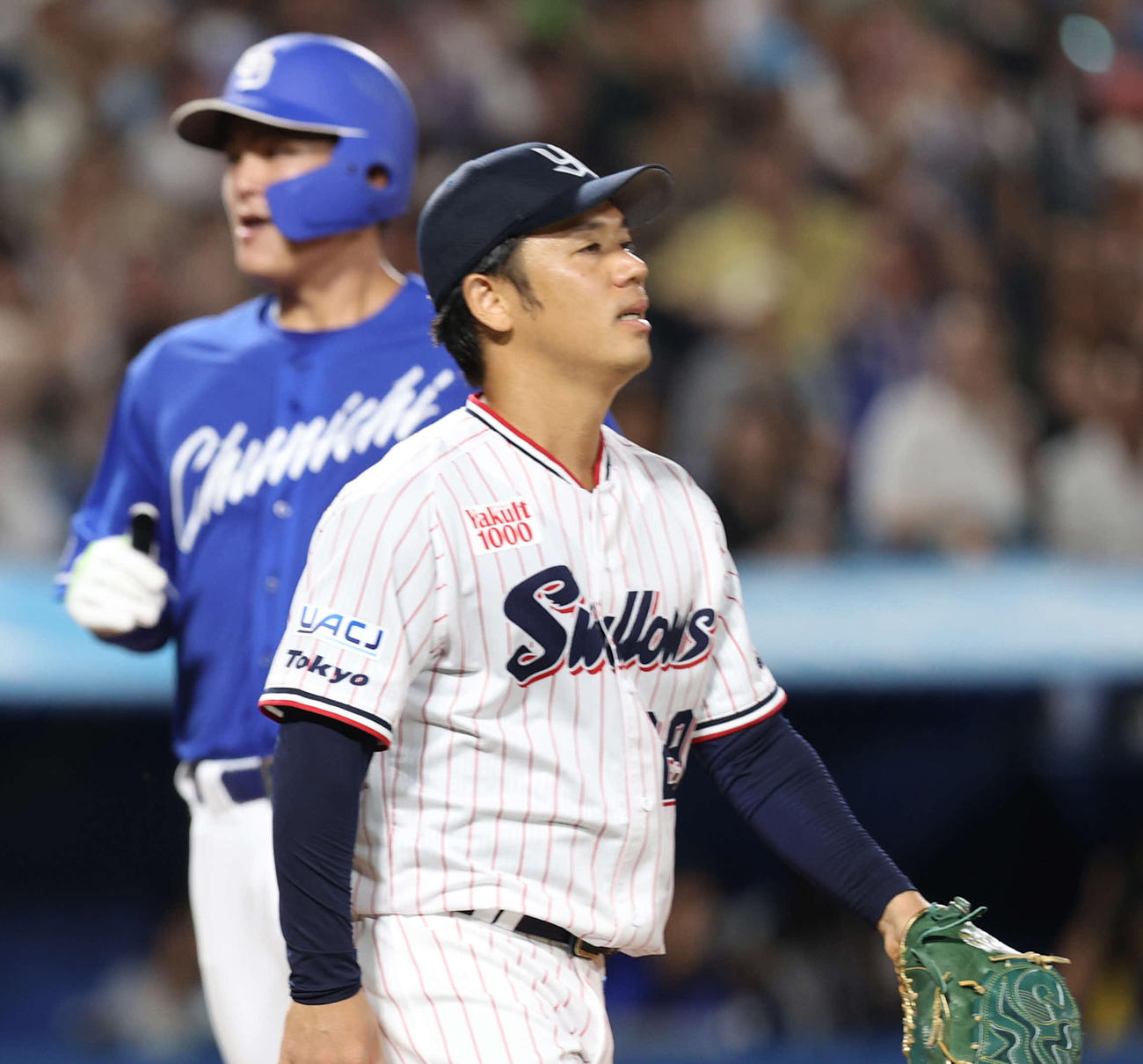 ヤクルト対中日　4回表中日2死二塁、村松に適時打を浴びうなだれる小川。走者石川昂（撮影・水谷安孝）