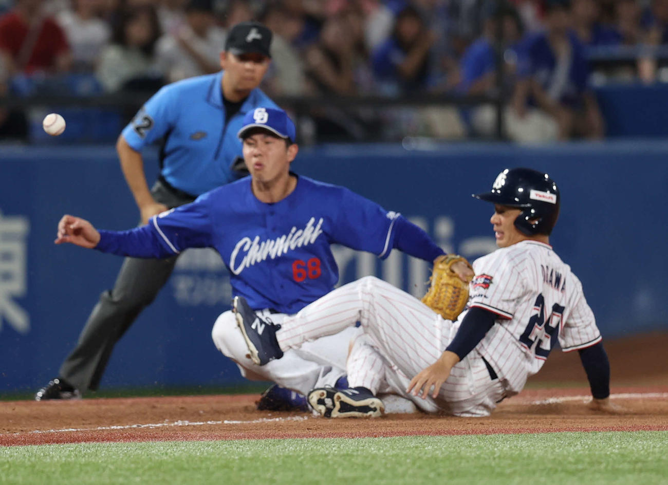 ヤクルト対中日　2回裏ヤクルト1死一、二塁、長岡秀樹の左前打で三塁に滑り込む小川。三塁手福永（撮影・水谷安孝）