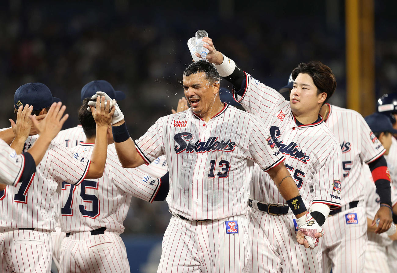ヤクルト対中日　9回裏ヤクルト無死満塁、サヨナラ犠飛を放ち村上宗隆に水を掛けられるオスナ（撮影・水谷安孝）