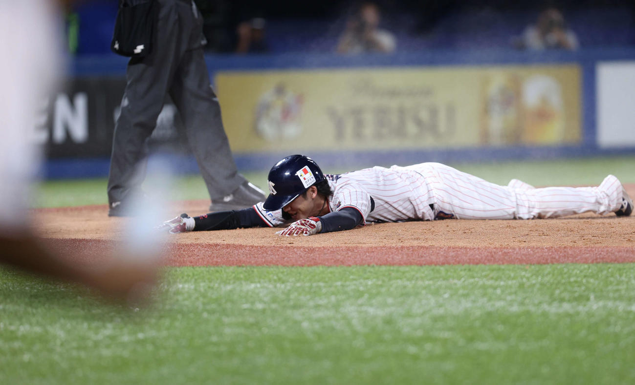 ヤクルト対中日　9回裏ヤクルト無死死満塁、ホセ・オスナお犠飛で本塁に生還する長岡（撮影・水谷安孝）
