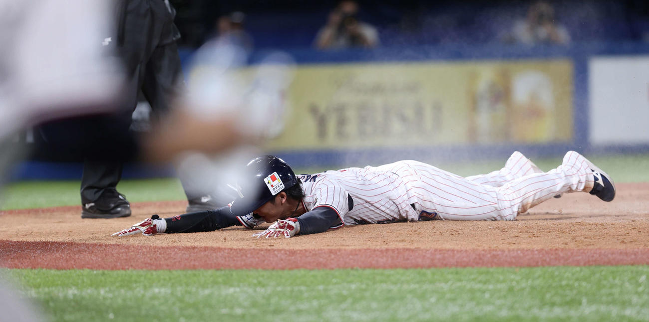 ヤクルト対中日　9回裏ヤクルト無死満塁、ホセ・オスナお犠飛で本塁に生還する長岡（撮影・水谷安孝）