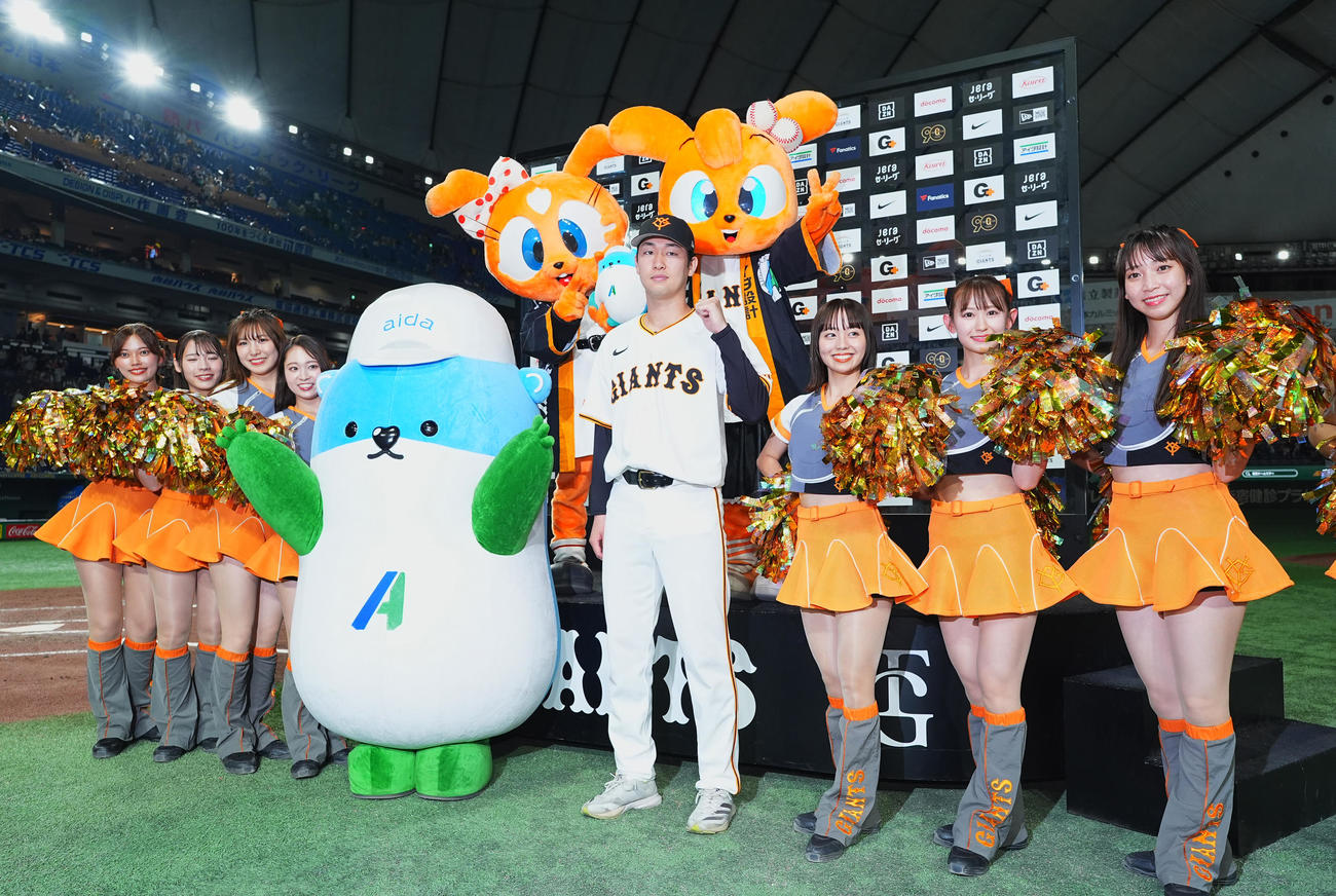 巨人対阪神　阪神に勝利した巨人山崎伊（中央）はアイダコツミくんと記念撮影（撮影・菅敏）