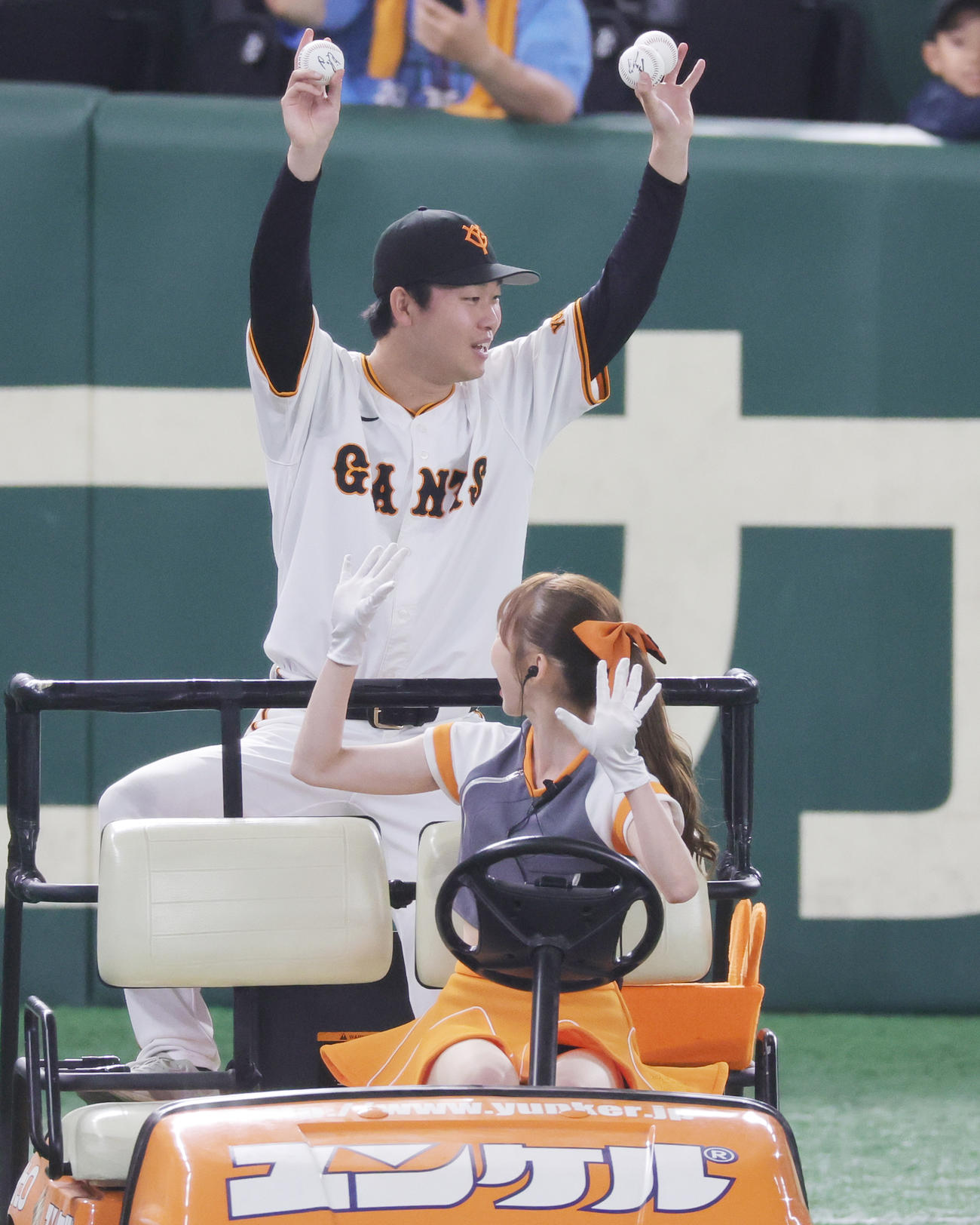 巨人対阪神　8勝目を挙げ万歳する巨人山崎伊（撮影・野上伸悟）