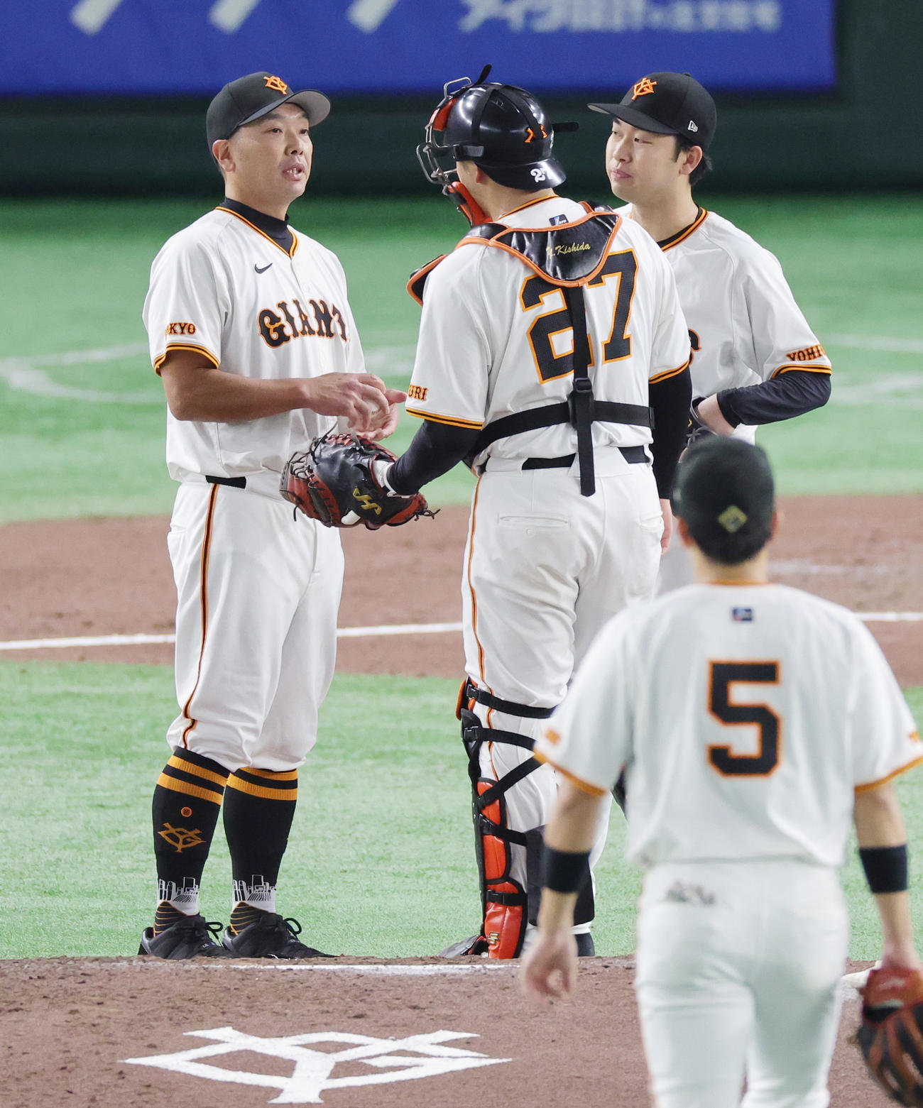 巨人対阪神　7回表阪神2死、山崎伊（中央）の降板を告げるためマウンドに向かう巨人阿部監督（撮影・野上伸悟）