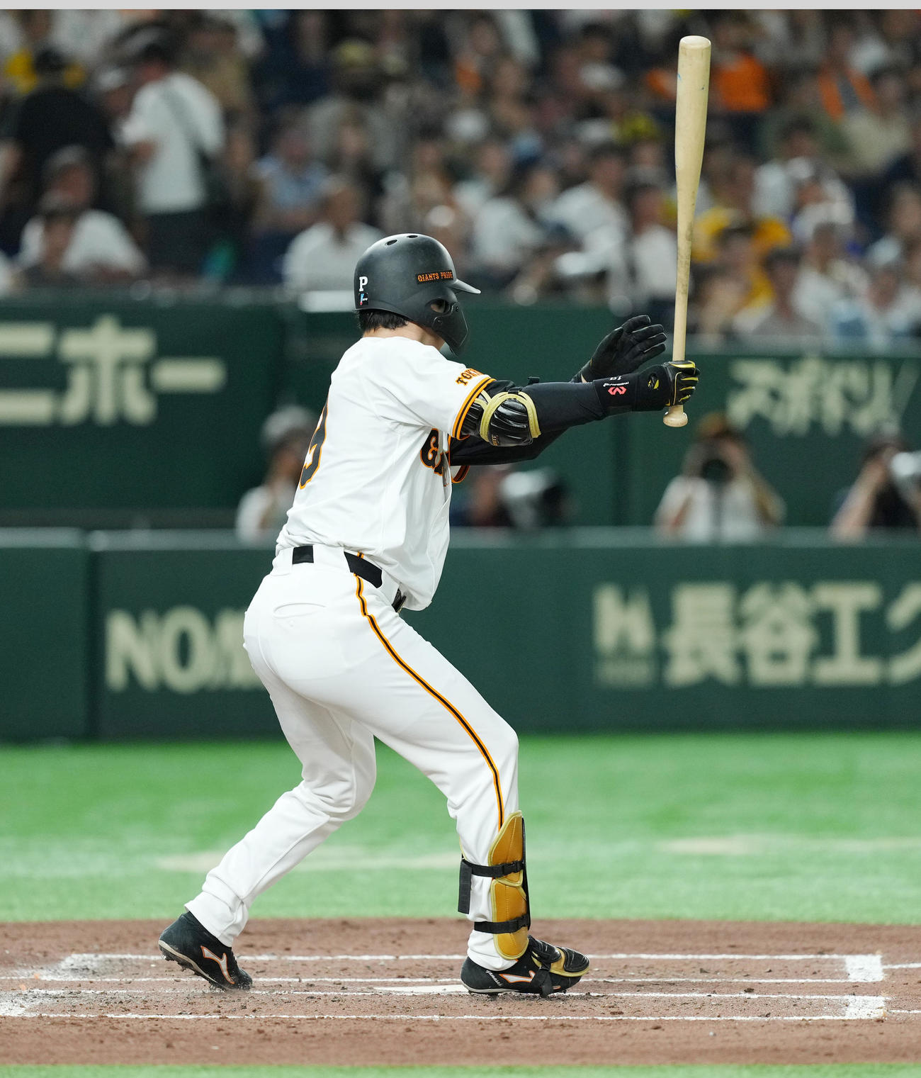 巨人対阪神　3回裏巨人無死、左前打を放つ山崎伊（撮影・菅敏）