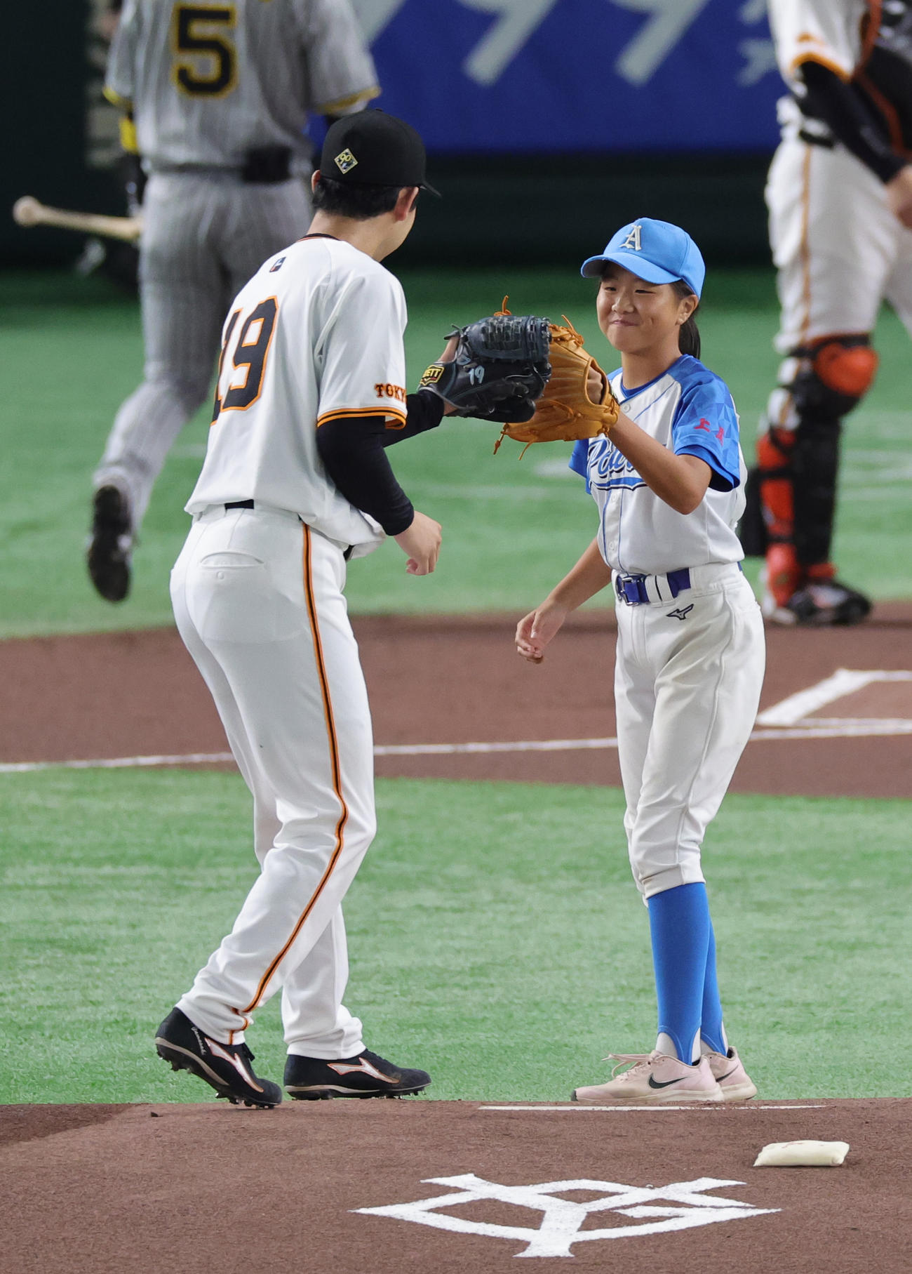 巨人対阪神　始球式の子どもとグータッチする山崎（撮影・野上伸悟）