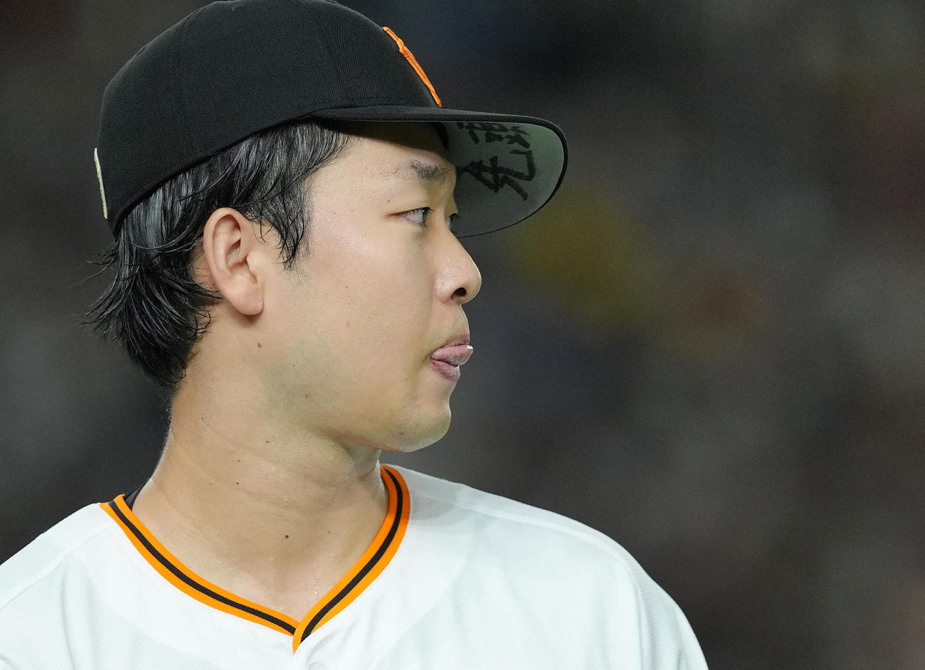 巨人対阪神　4回の投球を終え、ベンチに戻る巨人山崎伊（撮影・菅敏）
