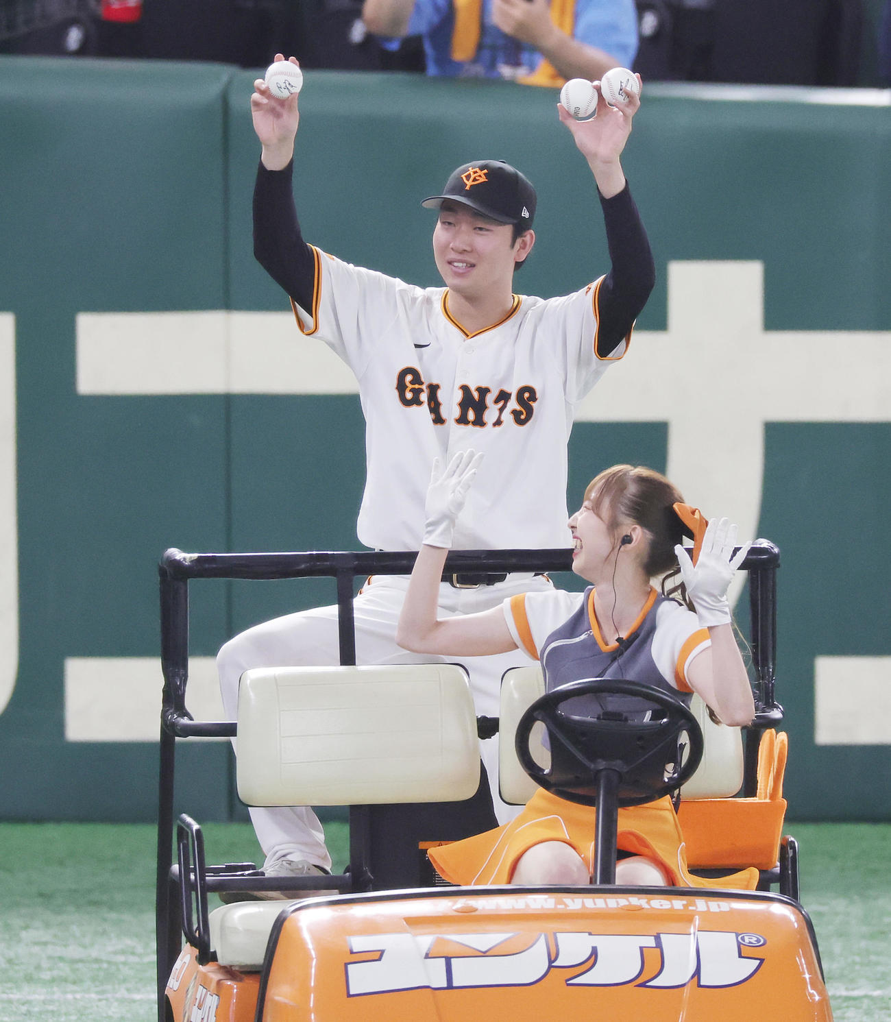 巨人対阪神　8勝目を挙げ万歳する巨人山崎伊（撮影・野上伸悟）