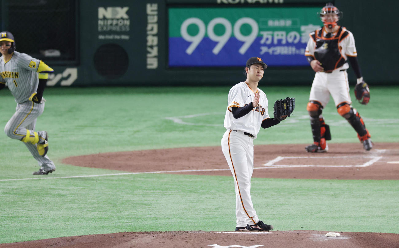巨人対阪神　4回表阪神1死、森下を遊直に仕留めグラブをたたく山崎伊（撮影・野上伸悟）