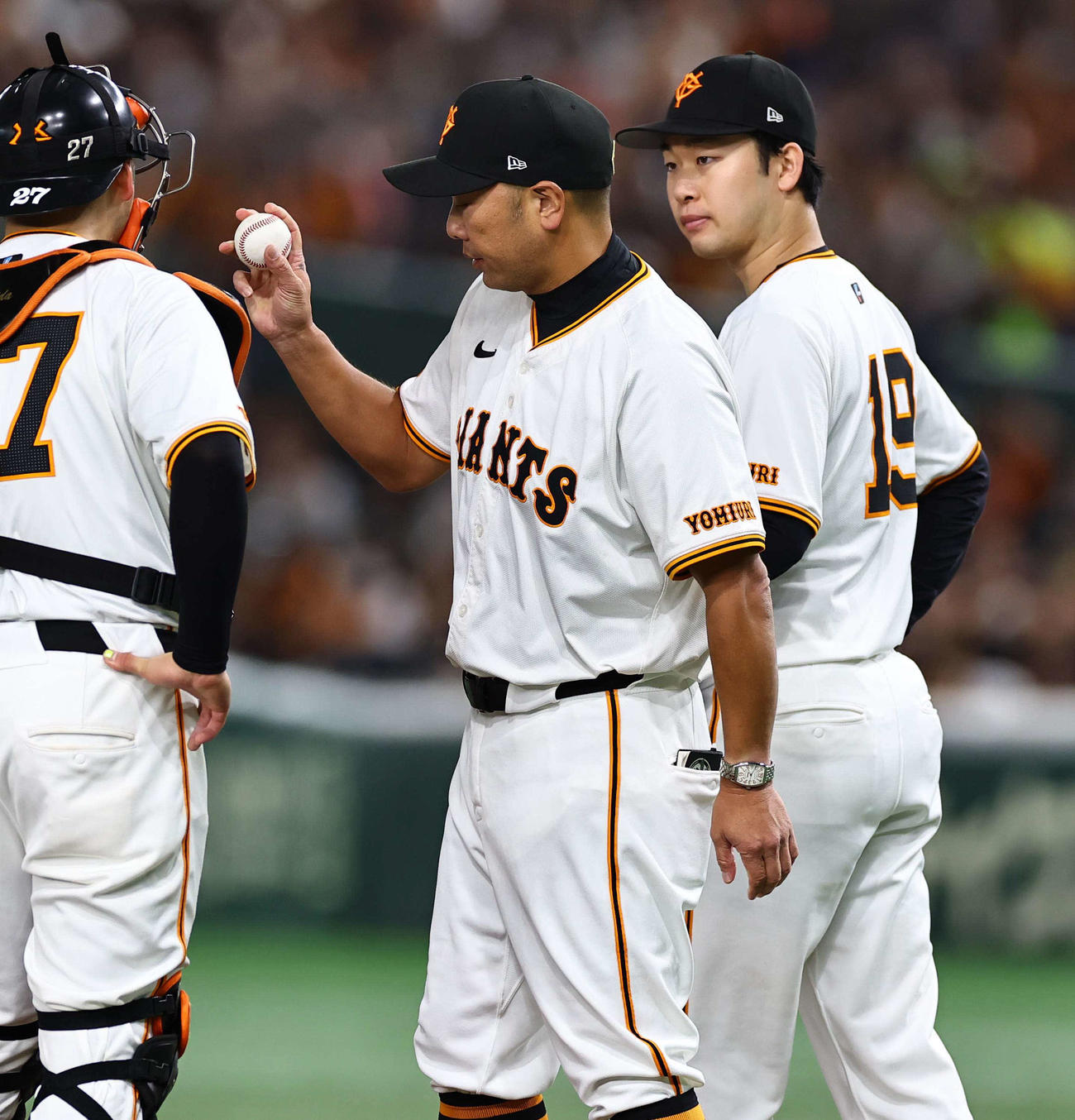 巨人対阪神　7回途中で交代する山崎伊（右）。中央は阿部監督（撮影・上田博志）