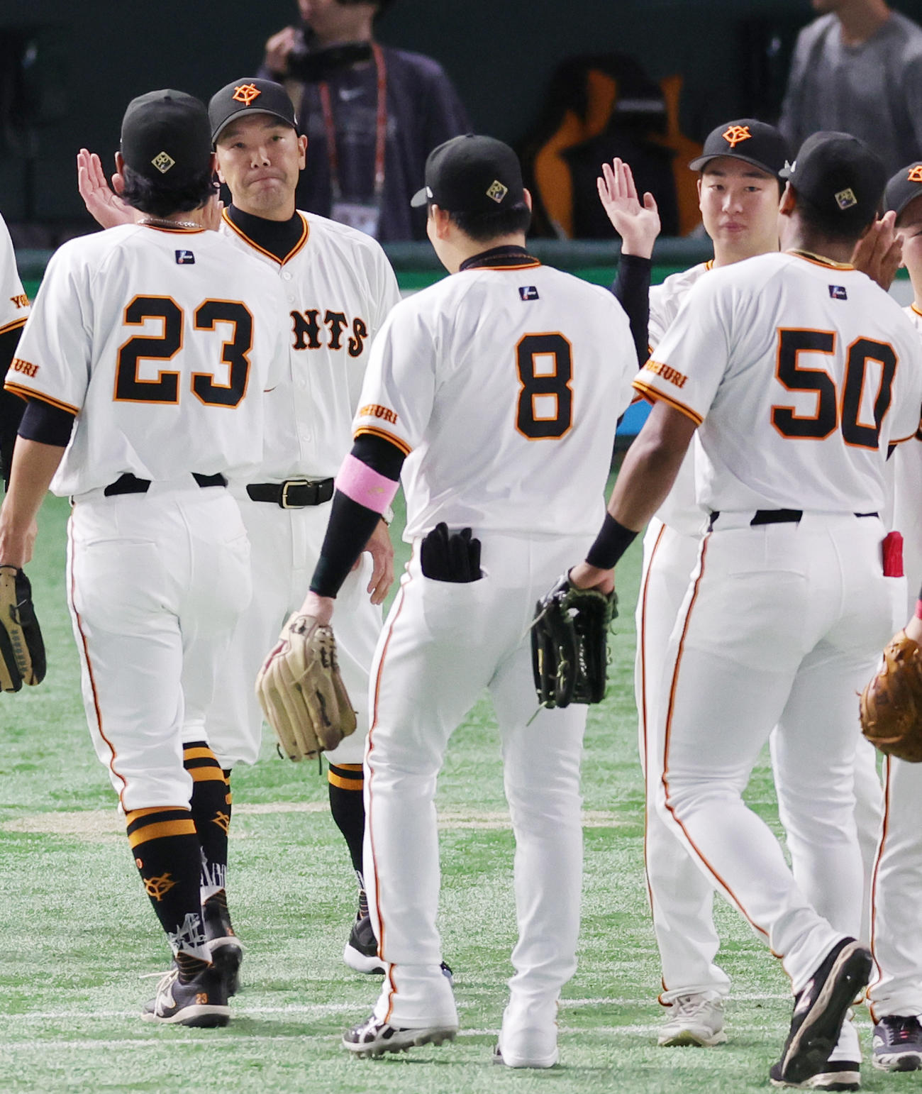 巨人対阪神　選手を出迎える奥左から巨人阿部監督、山崎（撮影・野上伸悟）
