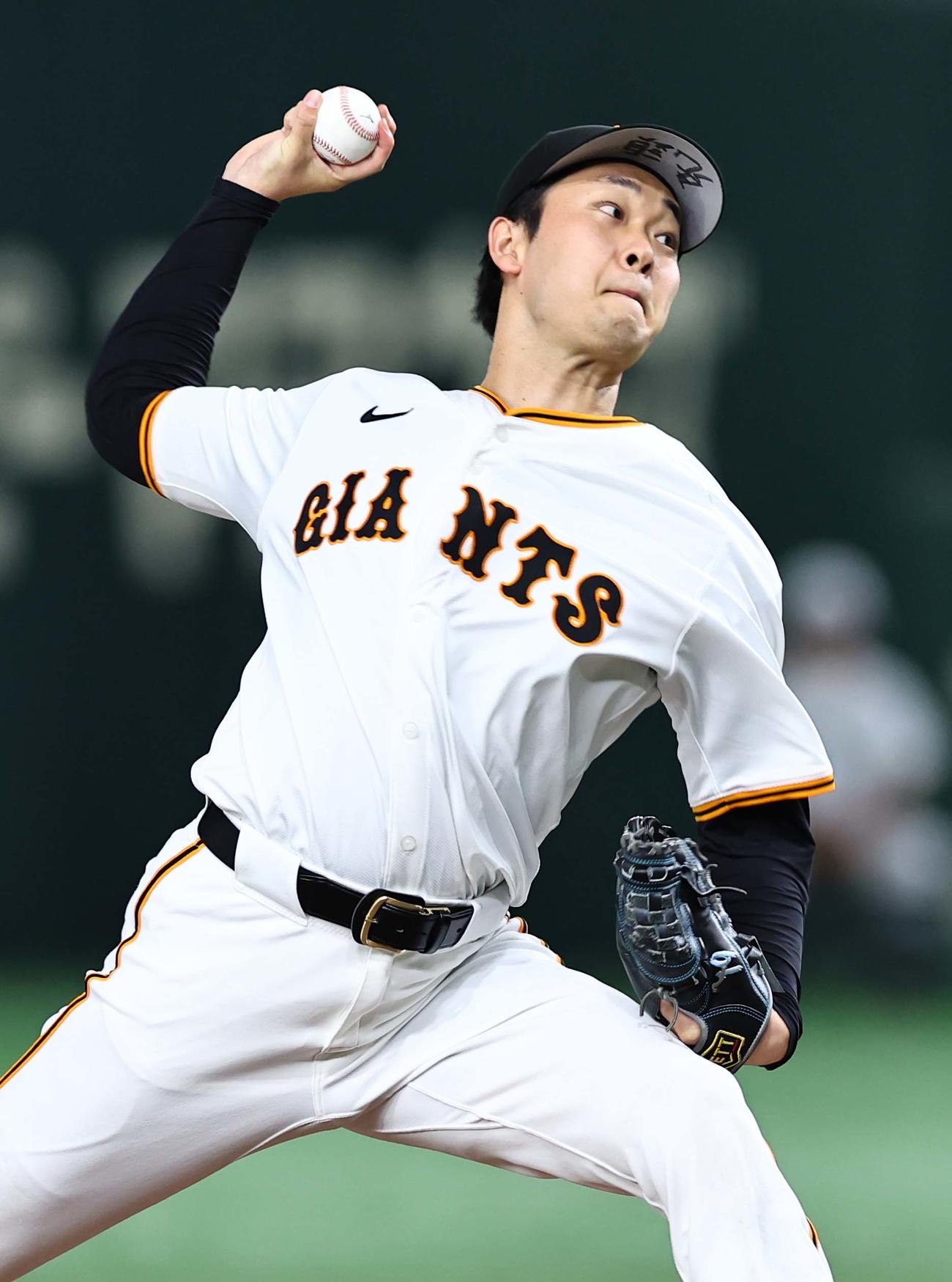 巨人対阪神　力投する巨人先発の山崎伊（撮影・上田博志）