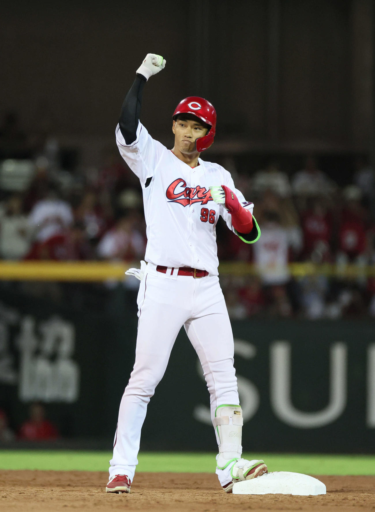 広島対DeNA 3回裏広島2死一、三塁、中村奨は左適時二塁打を放つ（撮影・加藤孝規）