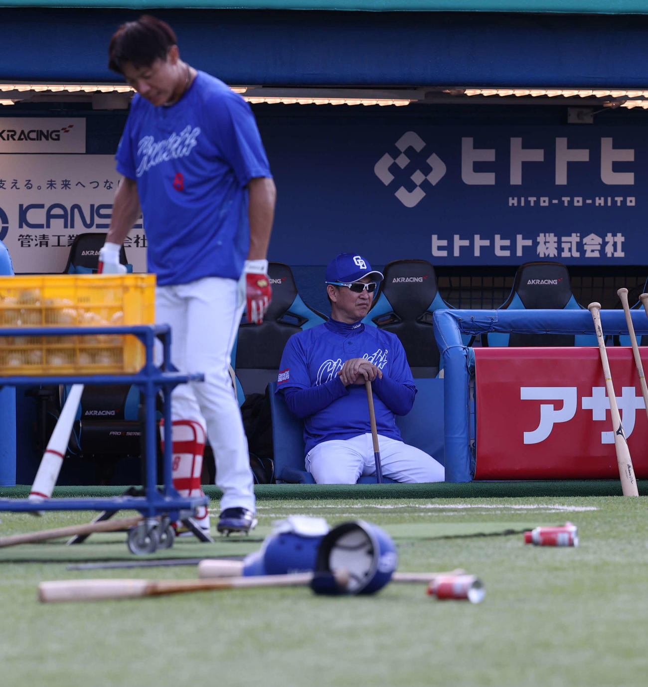 ヤクルト対中日　試合前、練習を見詰める中日の立浪監督（撮影・水谷安孝）