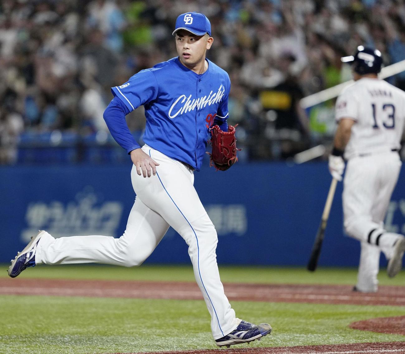 9回、ヤクルトのオスナ（奥）にサヨナラの中犠飛を許した中日松山（共同）
