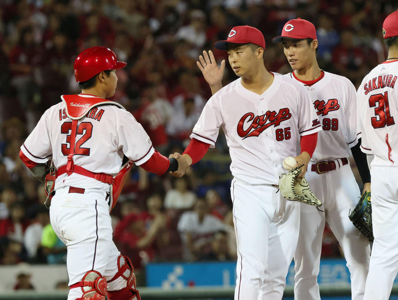 広島対DeNA　完投勝利の玉村（右から2人目）は石原と握手（撮影・加藤孝規）