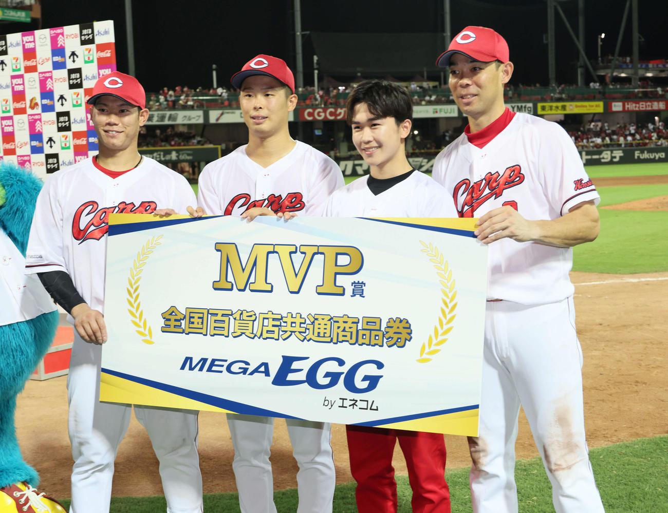 広島対DeNA 3人の「しょうご」と鈴木福（右から2人目）。左から坂倉、玉村、鈴木福、秋山（撮影・加藤孝規）