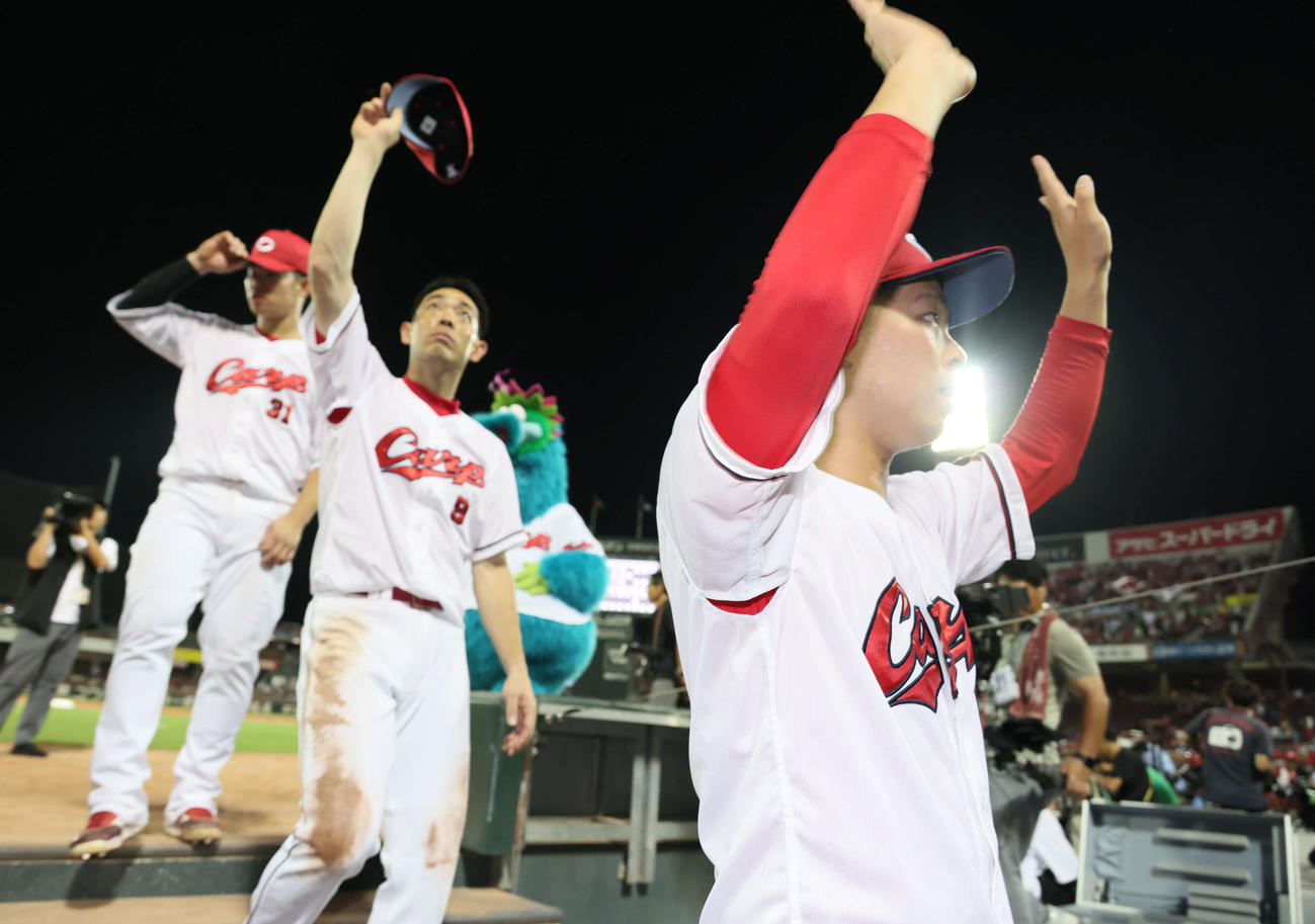 広島対DeNA　ファンの声援に応える右から玉村、秋山、坂倉（撮影・加藤孝規）