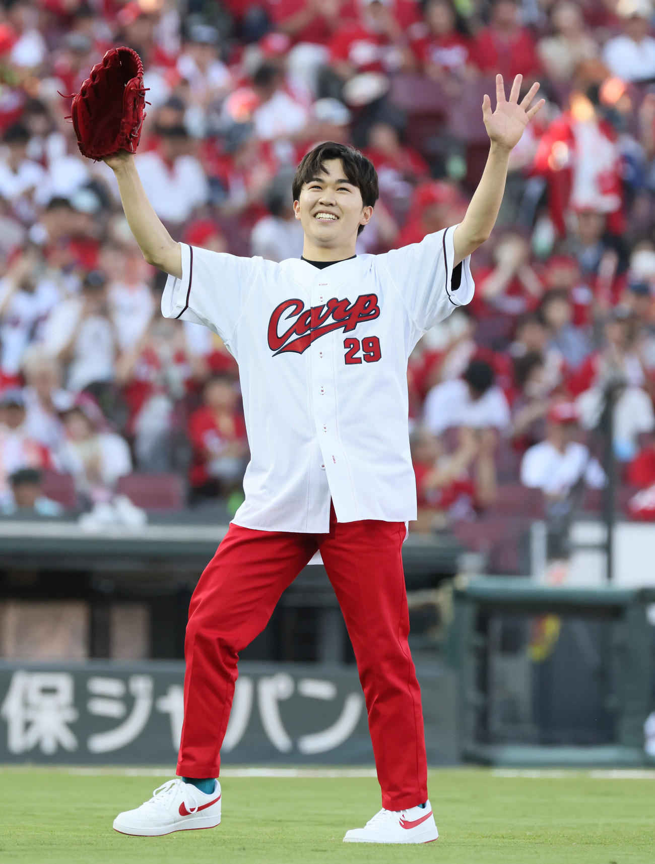 広島対DeNA　マエケン体操をしてから始球式で投げる鈴木福（撮影・加藤孝規）