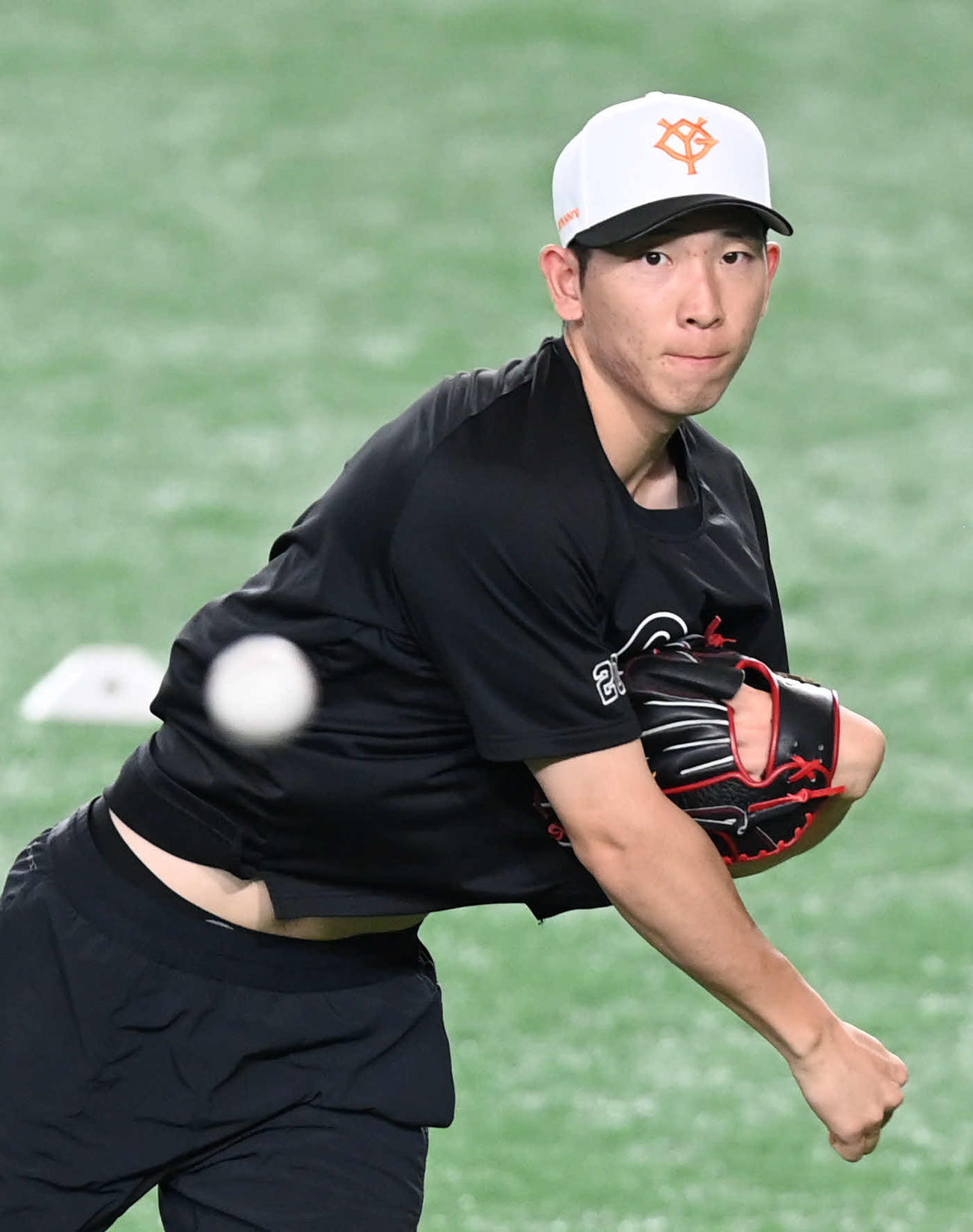 巨人対阪神　試合前練習でキャッチボールする巨人戸郷（撮影・山崎安昭）