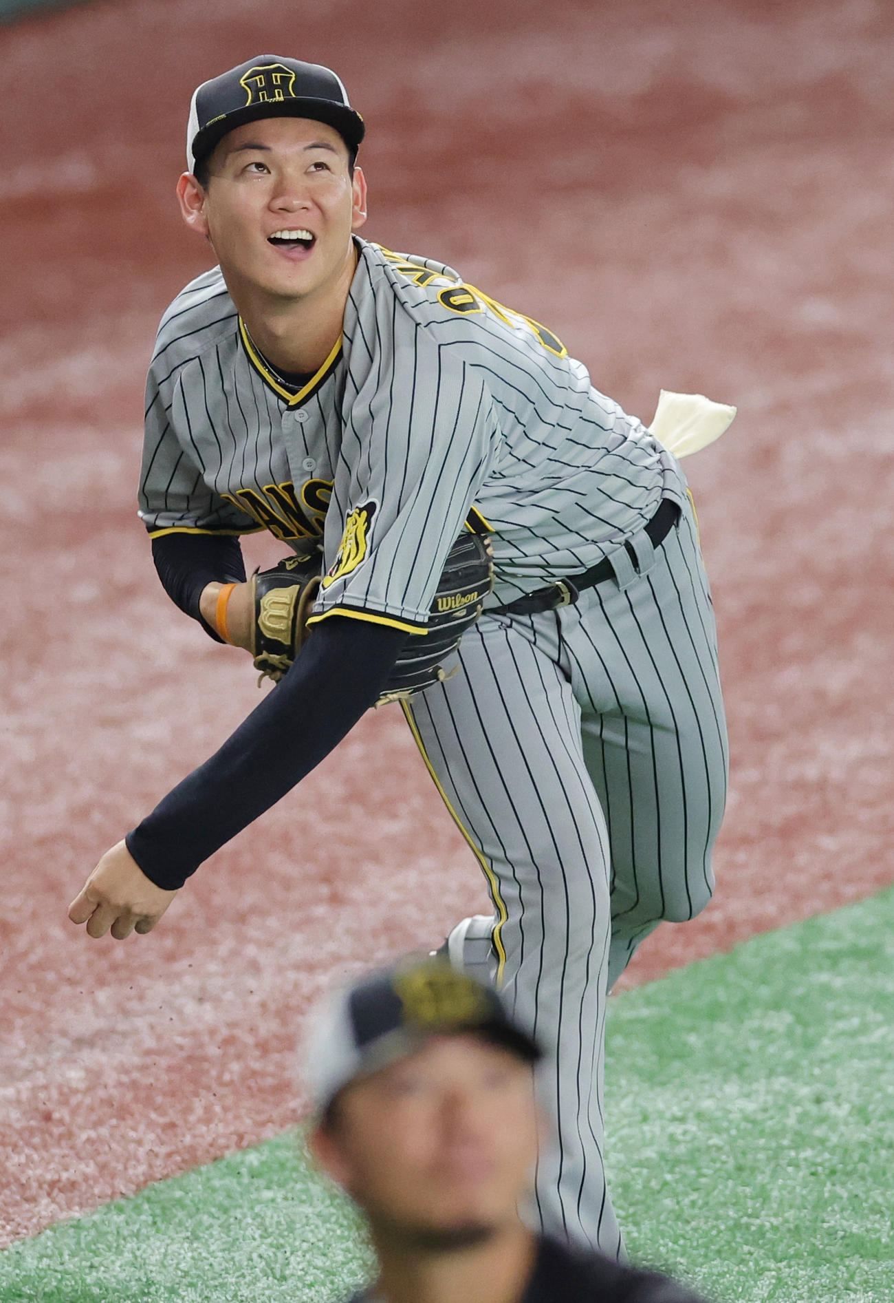 巨人対阪神　キャッチボールする阪神及川（2024年8月12日撮影）