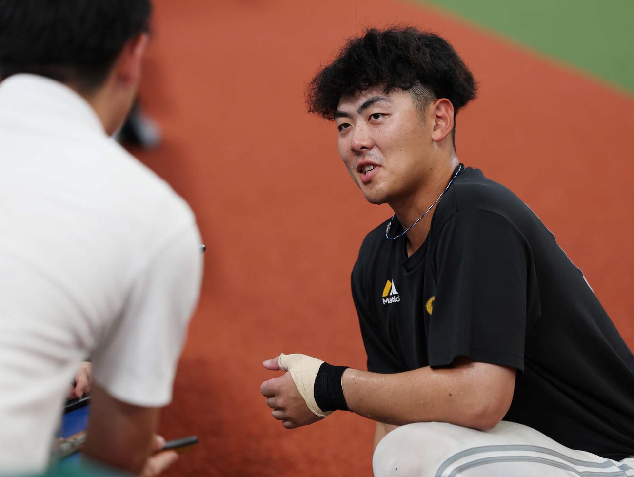 西武対ソフトバンク　試合前、記者の質問に答えるソフトバンク石塚（撮影・宮地輝）