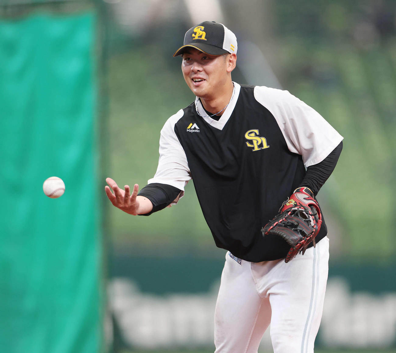 西武対ソフトバンク　試合前練習に臨むソフトバンク石塚（撮影・宮地輝）