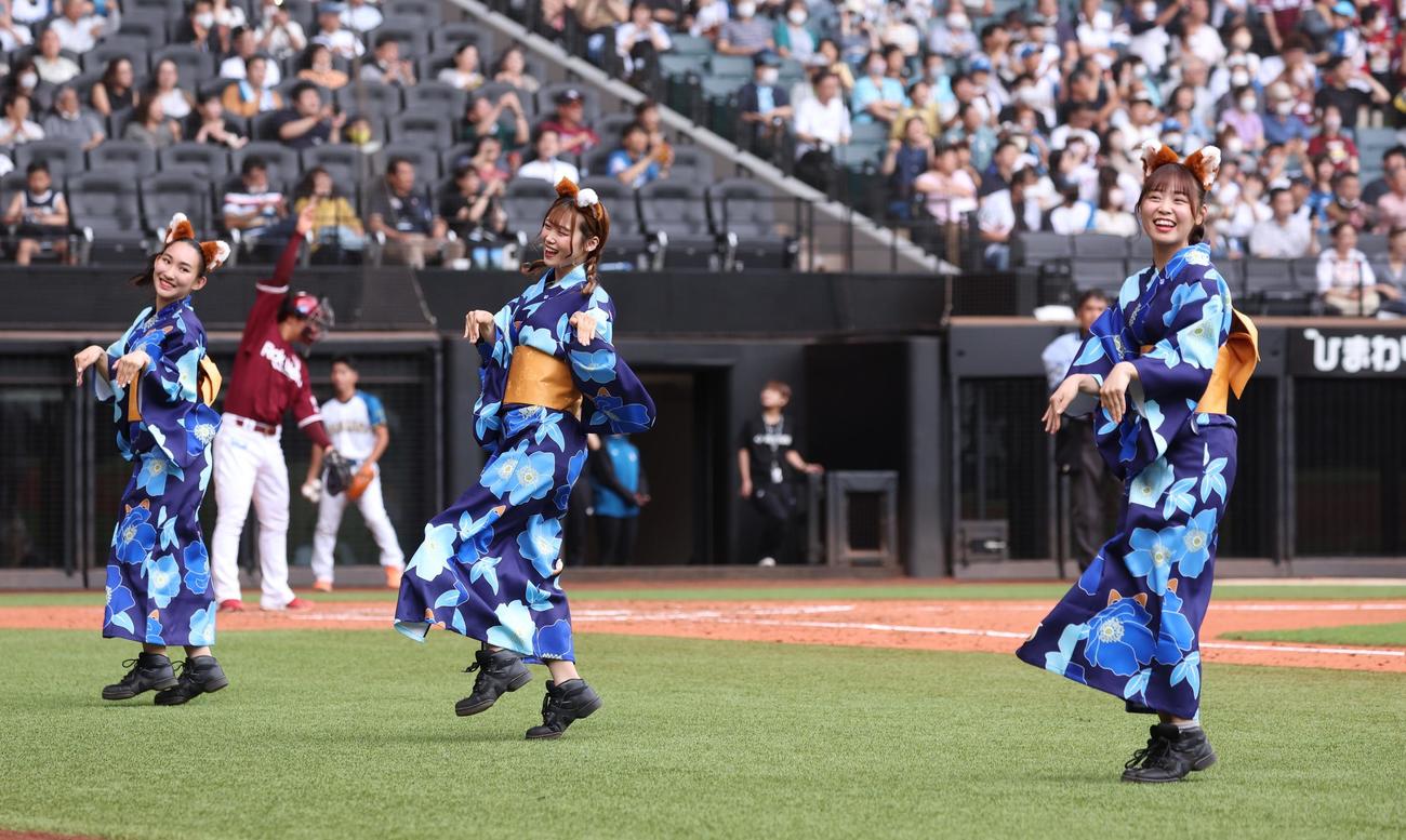 浴衣姿で「きつねダンス」を踊るファイターズガール（2023年7月13日撮影）