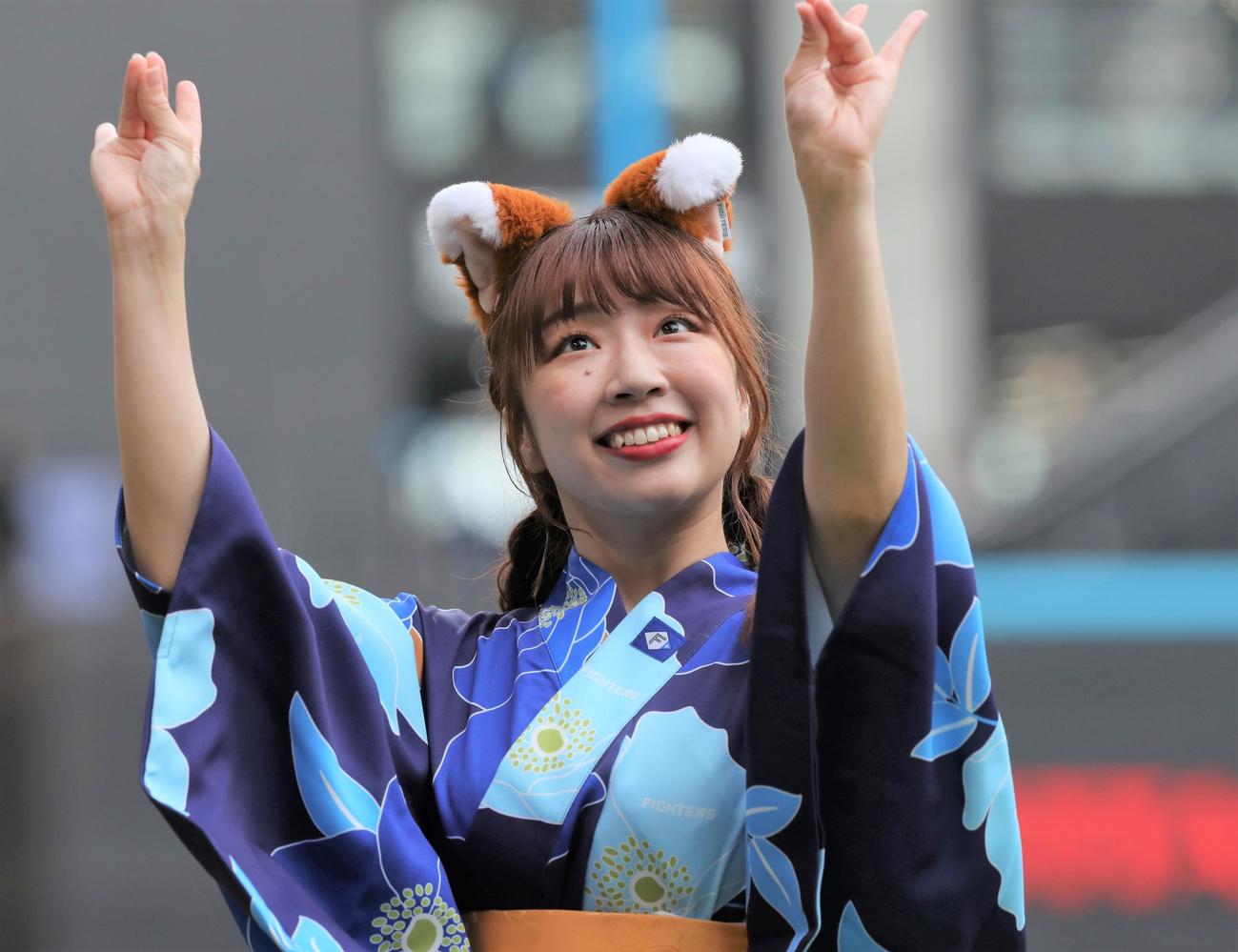 浴衣姿で「きつねダンス」を踊るファイターズガール（2023年7月13日撮影）