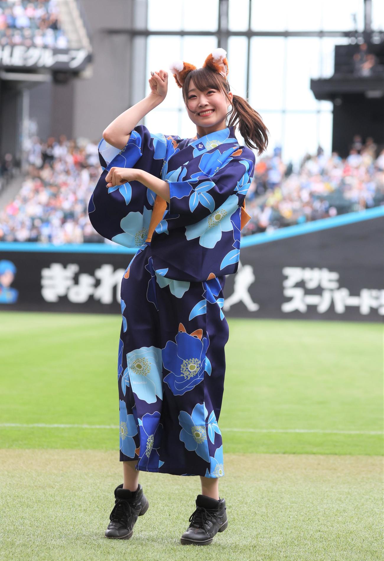 浴衣姿で「きつねダンス」を踊るファイターズガール（2023年7月13日撮影）