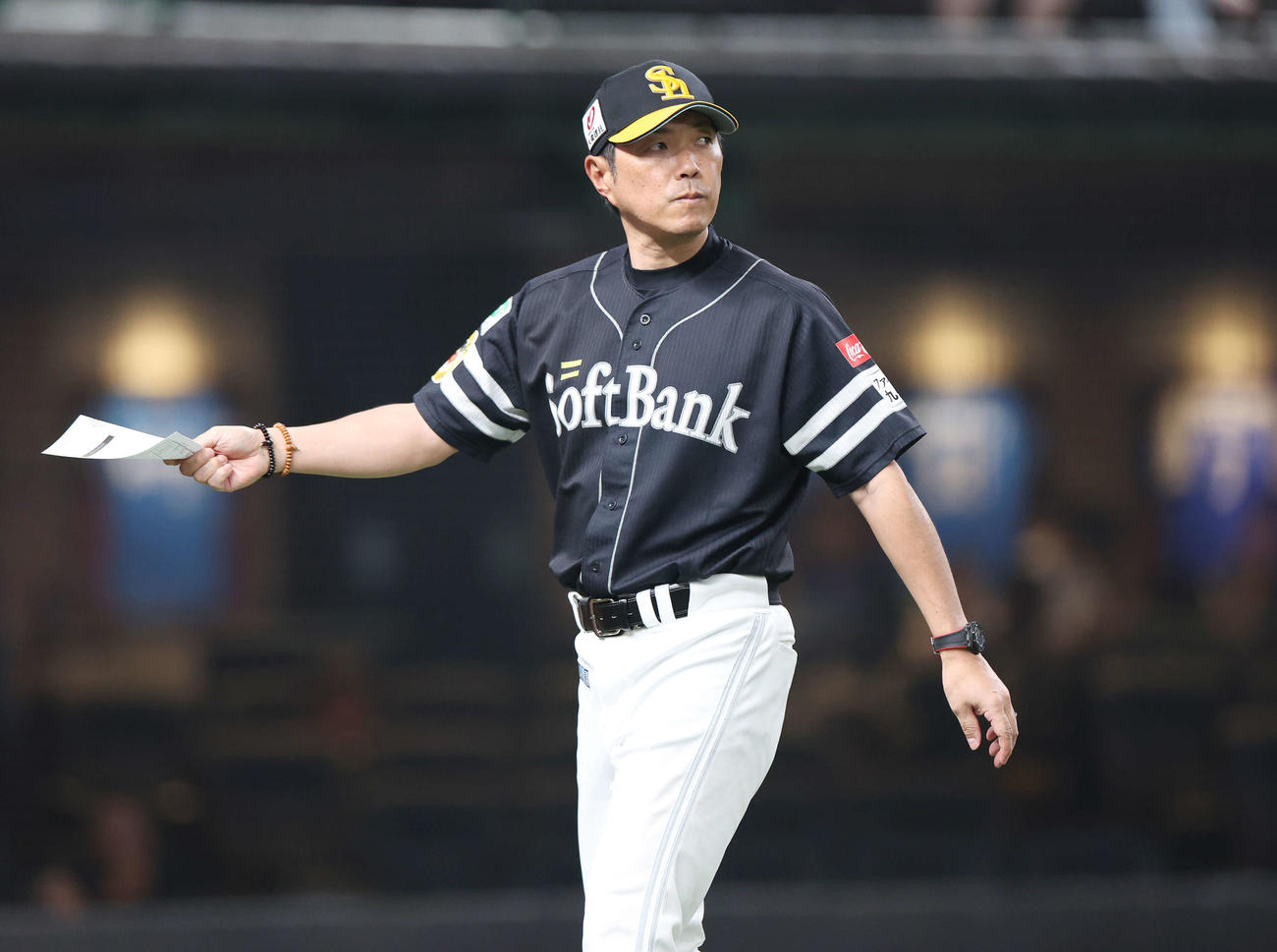 西武対ソフトバンク　試合前、メンバー表を交換したソフトバンク小久保監督（撮影・宮地輝）