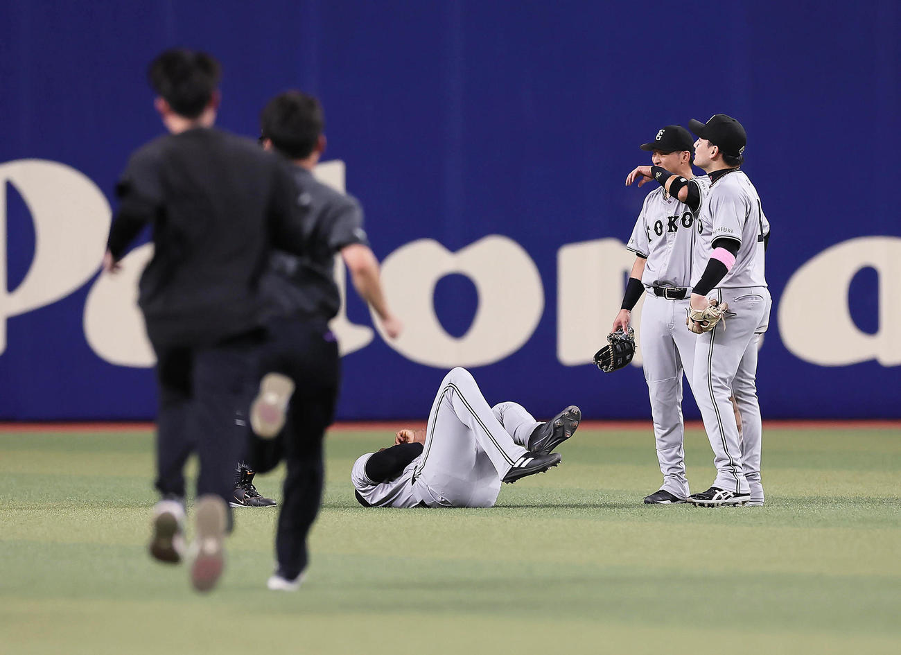中日対巨人　5回裏中日1死、木下の打球の捕球を試みた際、負傷したヘルナンデス（中央）（2024年8月11日撮影）