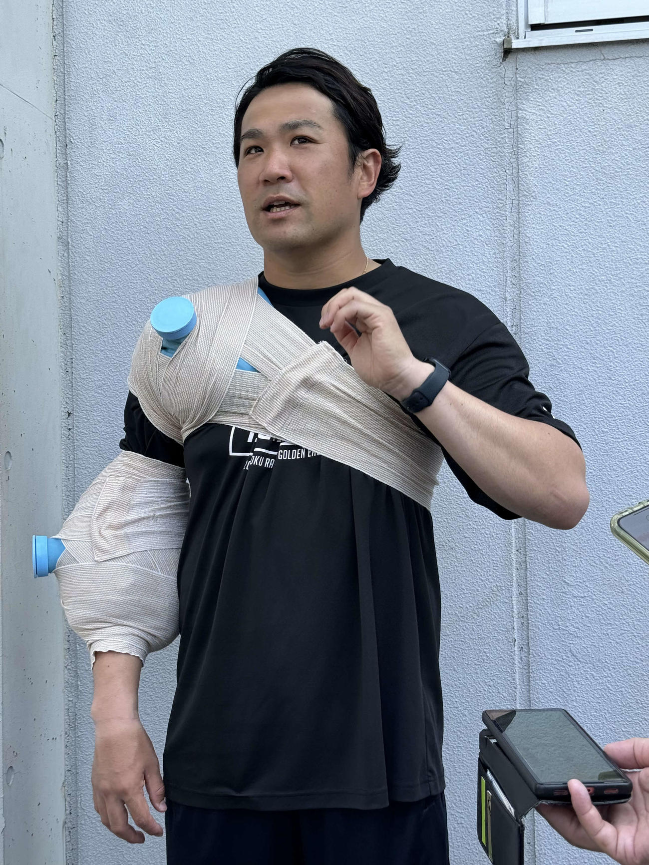 イースタン・リーグDeNA戦に登板後、アイシングしながら囲み取材を受ける楽天田中将