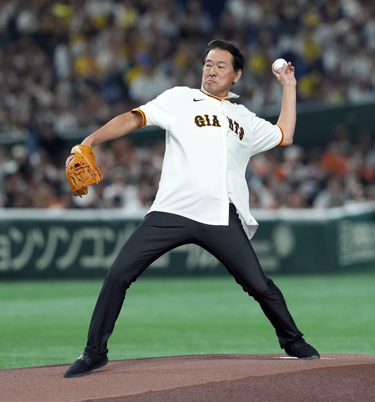 巨人対阪神　ファーストピッチセレモニーを務めた川口和久氏（撮影・たえ見朱実）