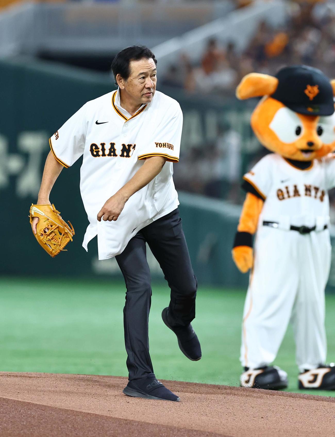 巨人対阪神　ファーストピッチセレモニーで投球する川口和久氏（撮影・上田博志）