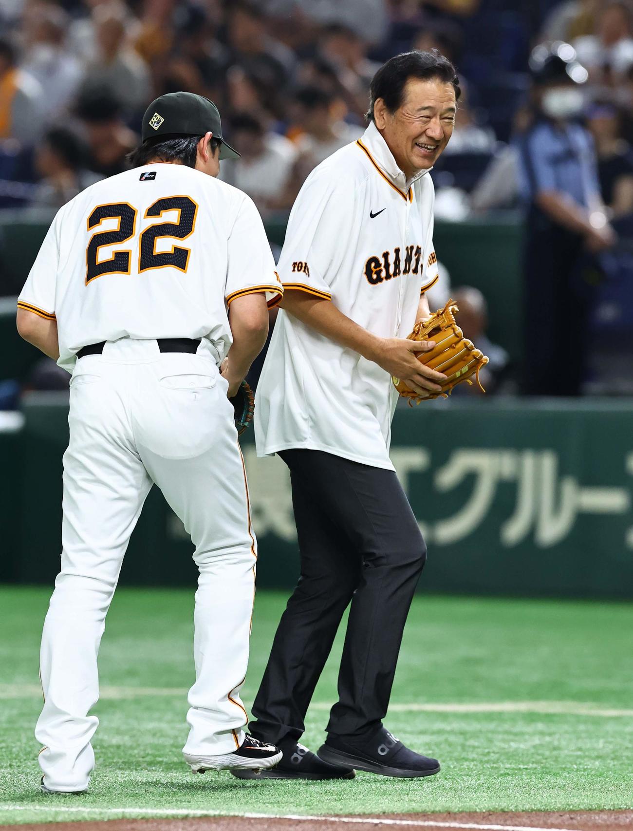巨人対阪神　ファーストピッチセレモニーで投球する川口和久氏（撮影・上田博志）