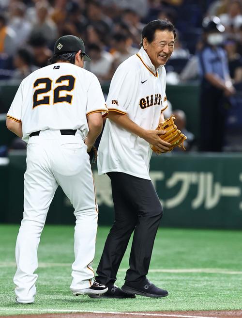 巨人】OB川口和久氏が始球式 現在は鳥取で米作り「水の入れ替え