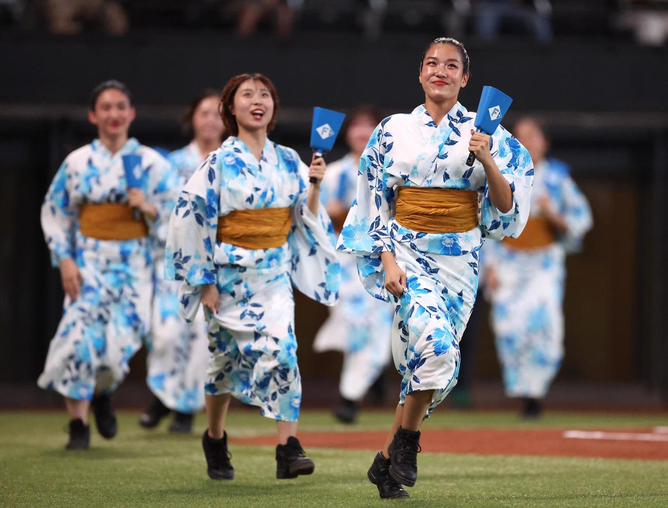 日本ハム対ロッテ　浴衣を着て登場のファイターズガール（撮影・黒川智章）