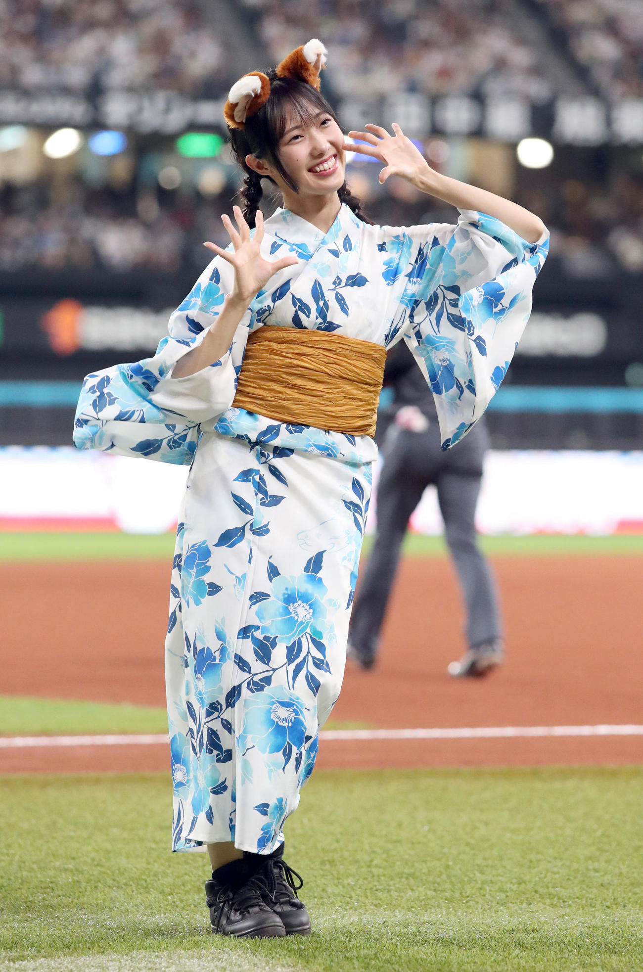日本ハム対ロッテ　浴衣姿で「きつねダンス」を踊るファイターズガールの西崎光（撮影・佐藤翔太）