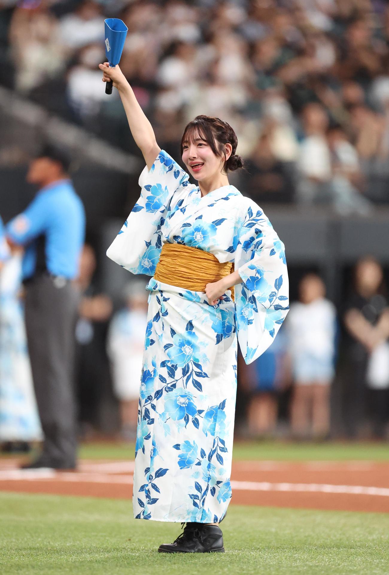 日本ハム対ロッテ　浴衣を着て登場のファイターズガール（撮影・黒川智章）
