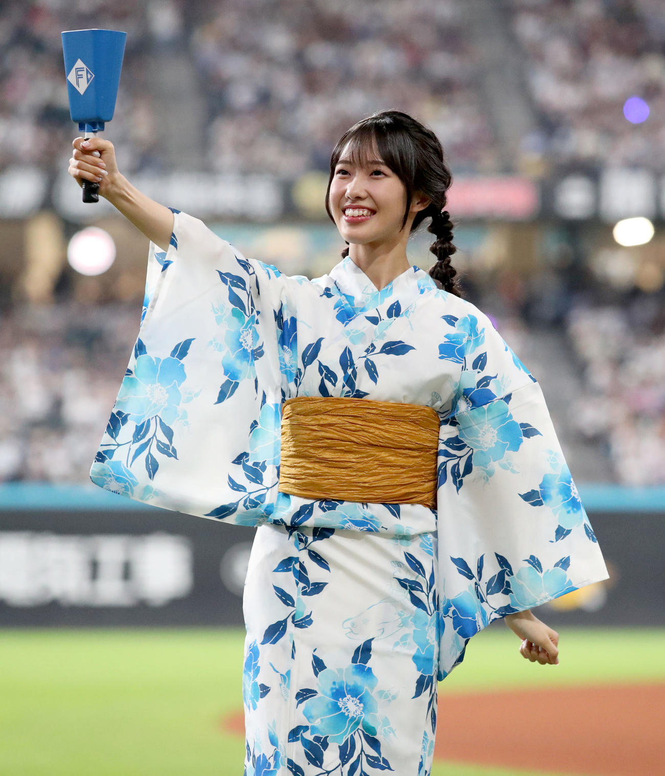 日本ハム対ロッテ　浴衣姿で登場するファイターズガールの西崎光（撮影・佐藤翔太）
