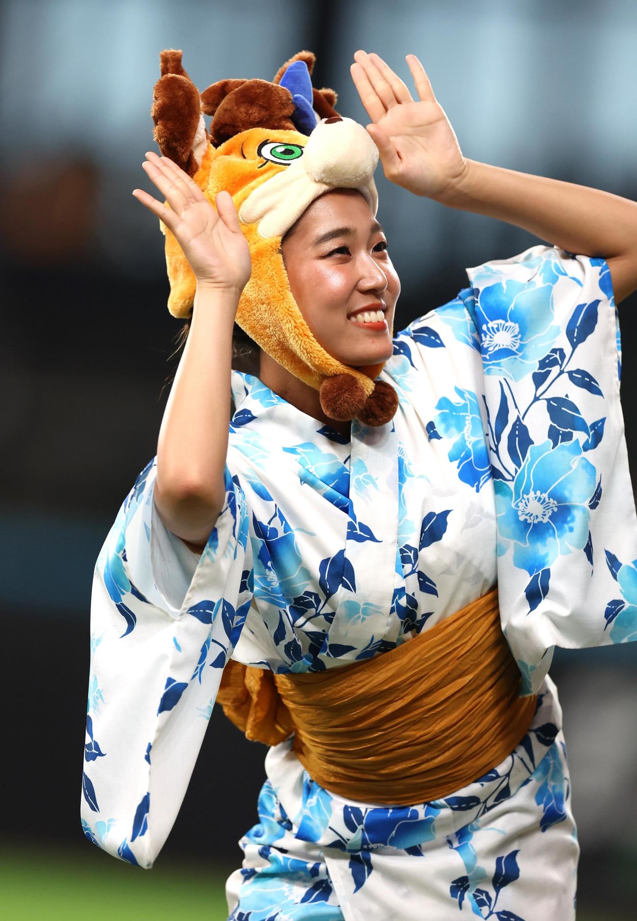 日本ハム対ロッテ　浴衣姿で踊るファイターズガール（撮影・黒川智章）