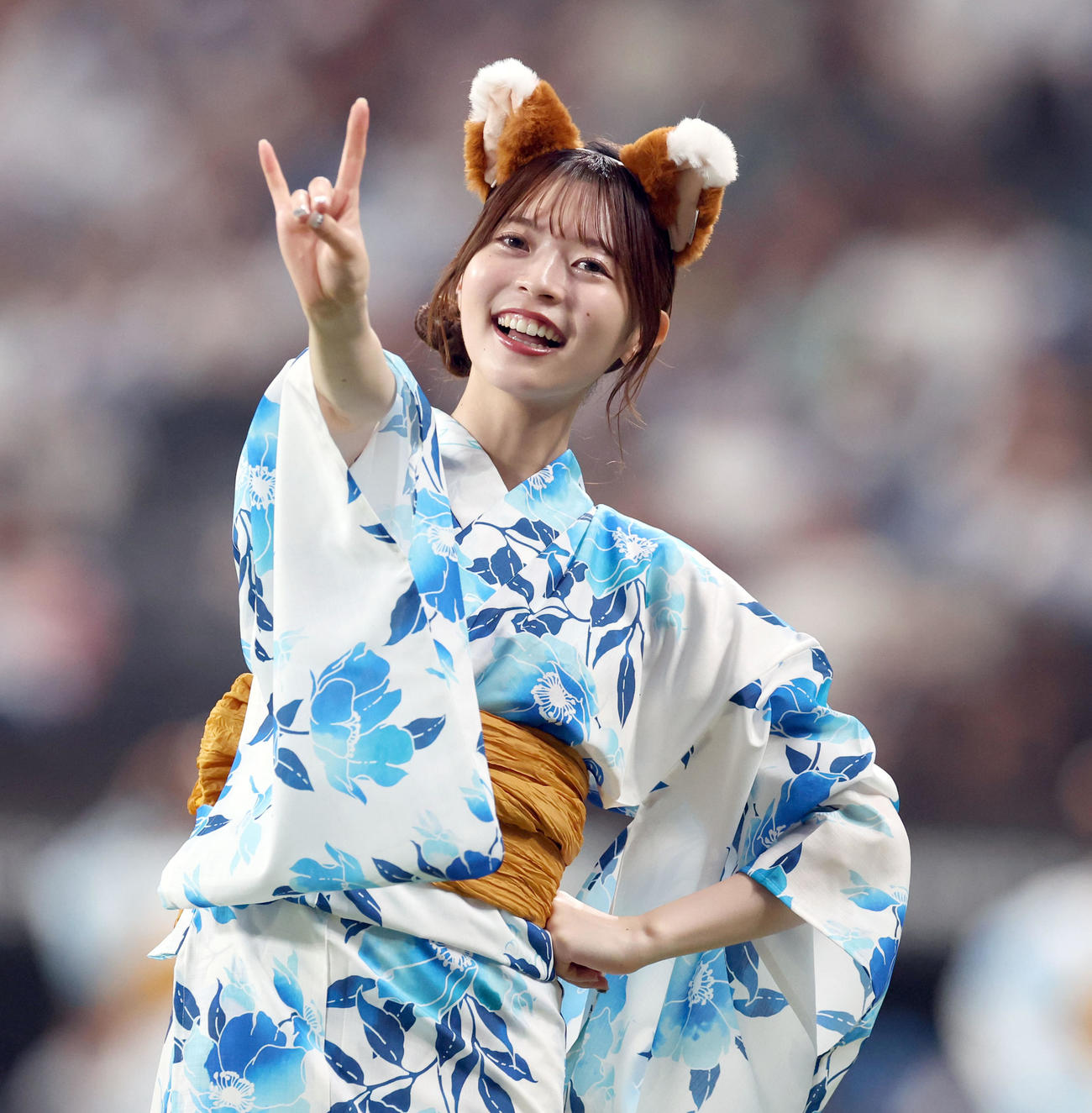 日本ハム対ロッテ　浴衣姿で「きつねダンス」を踊るファイターズガールの塩沢美咲（撮影・佐藤翔太）