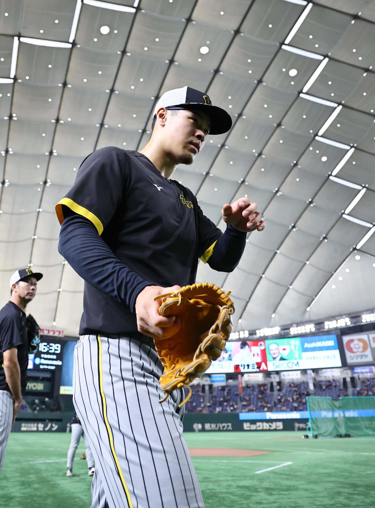 巨人対阪神　ノックを終えた佐藤輝はベンチに引き揚げる（撮影・上田博志）