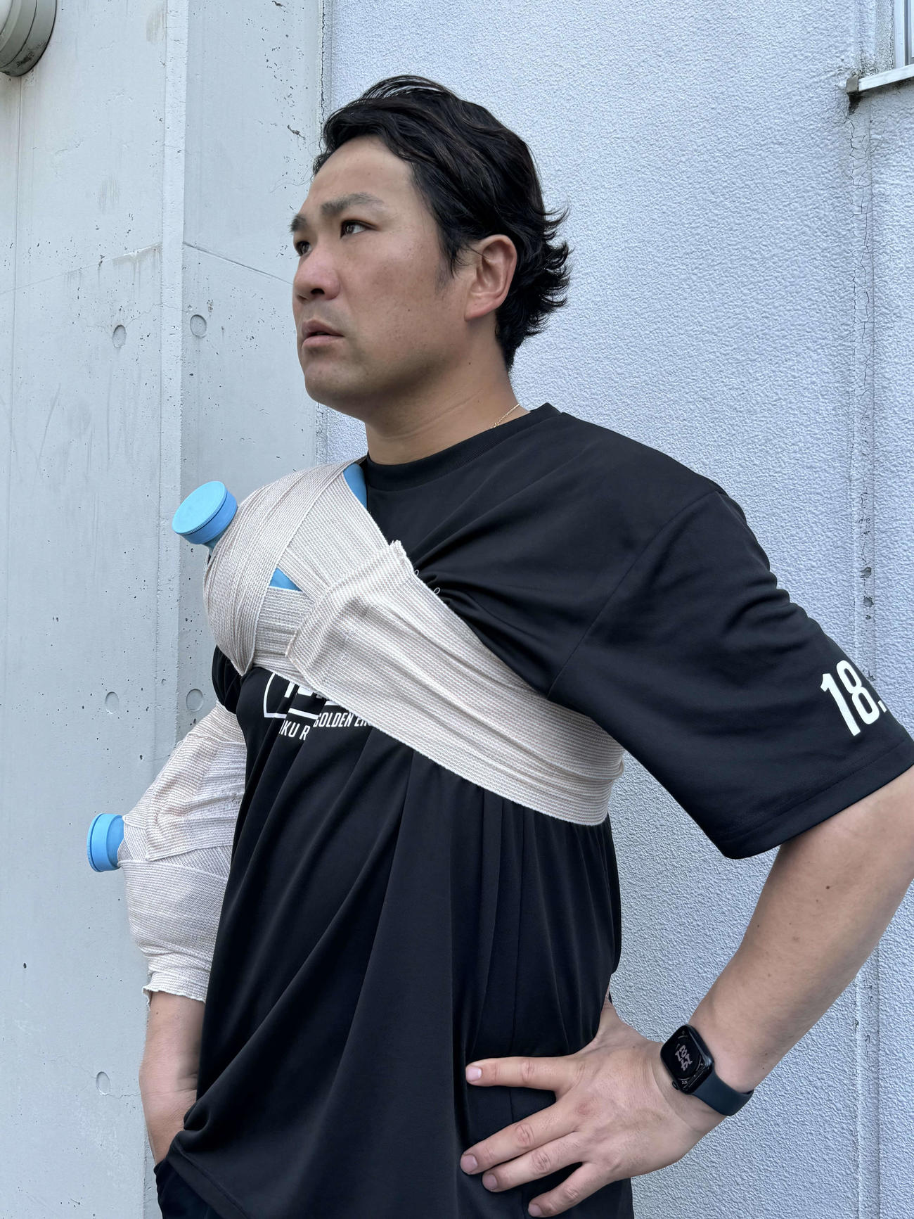 イースタン・リーグDeNA戦に登板後、アイシングしながら囲み取材を受ける楽天田中将