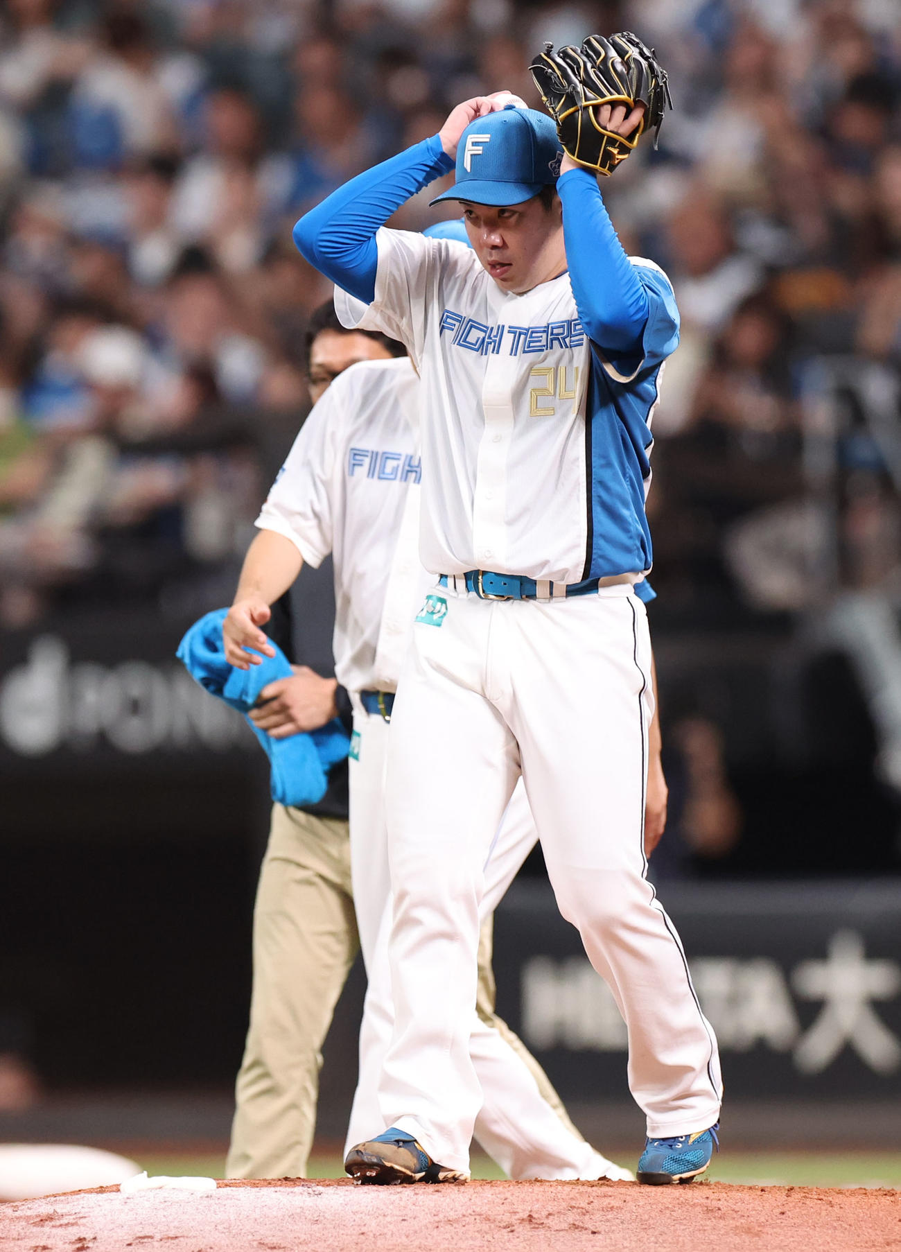 日本ハム対ロッテ　5回表、治療を終えマウンドに戻る金村（撮影・佐藤翔太）